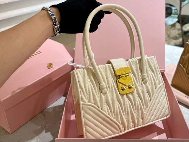 礼盒包装 Ddd Size 23x17Cm Ddd 被miumiu征服的一天 Ddd Miuniu Tote 褶皱小羊皮 托特包 Ddd 最新秀款包包 跟上菜篮