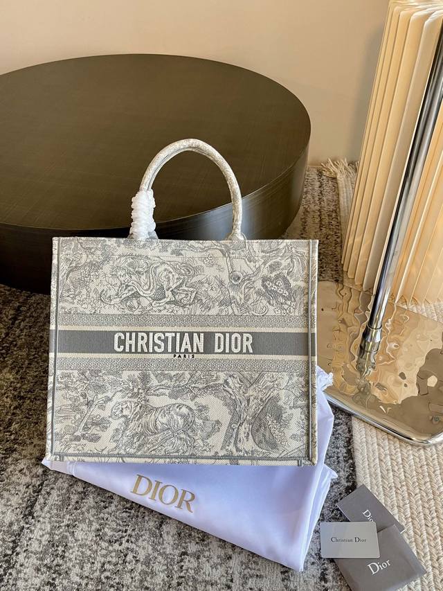 原单刺绣 礼盒包装 Ddd Dior 老虎book Tote今年最喜欢的一款购物袋 Tote我用的次数最多的包 因为容量超级大 不管什么东西都向里面放 当然凹造