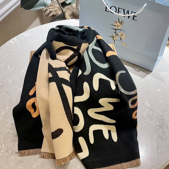 Loewe 罗意威 涂鸦手绘字母 Ddd 钢印logo艺术双面围巾必入单品 大爆款 Ddd 三个颜色原版开发 男女通用款 Ddd 材质 90%羊毛 10%羊绒