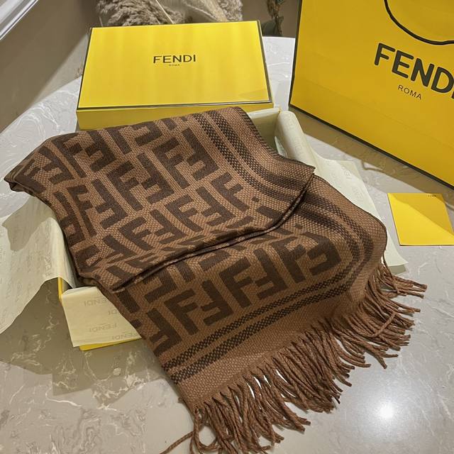 羊绒 Ddd Fendi 新款 Ff字母 羊绒围巾 Ddd 火爆全球的双f系列 不仅中国网红明各大明星人手一条 欧美各路明星时尚博主也纷纷上身 Ddd 复古经典