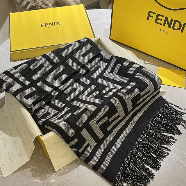 双面羊绒 Ddd Fendi 新款 Ff字母 千鸟格羊绒围巾 Ddd 火爆全球的双f系列 不仅中国网红明各大明星人手一条 欧美各路明星时尚博主也纷纷上身 Ddd