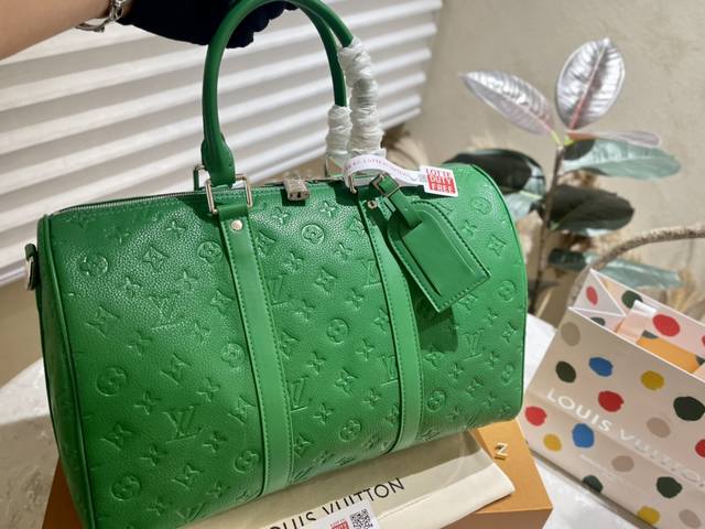 Lv Fw23 新品 旅行袋 机场旅行包来咯lv专柜同款旅行包 范冰冰 杨幂 刘涛各路大牌明星同款我有自留一直在用每个摩登旅者 都要拥有一只帅气能装的旅行袋 时