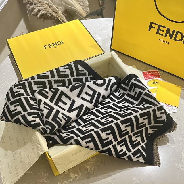 羊绒 Ddd Fendi 新款 Ff字母 羊绒围巾 Ddd 火爆全球的双f系列 不仅中国网红明各大明星人手一条 欧美各路明星时尚博主也纷纷上身 Ddd 复古经典