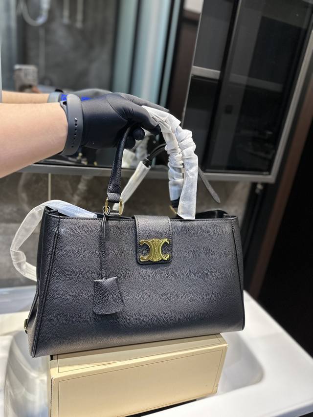 Celine 24新款的托特包tote Ddd 今年的大包都很 喜欢 Ddd 可手提可斜挎 Ddd 焦糖色 纯黑色 Ddd 凹造型好物 街拍时尚单品 Ddd 大