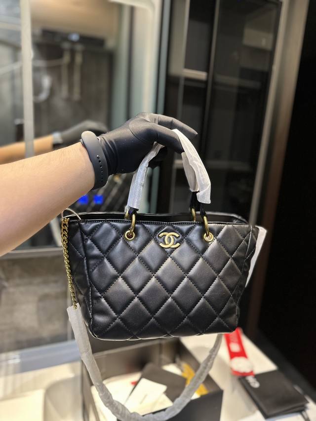 折叠礼盒 Ddd Chanel 23B新品 菜篮子 Tote Ddd 黑色系的搭配很适这季节 Ddd 复古氛围感瞬间拉满 J尺寸25Cm Ddd