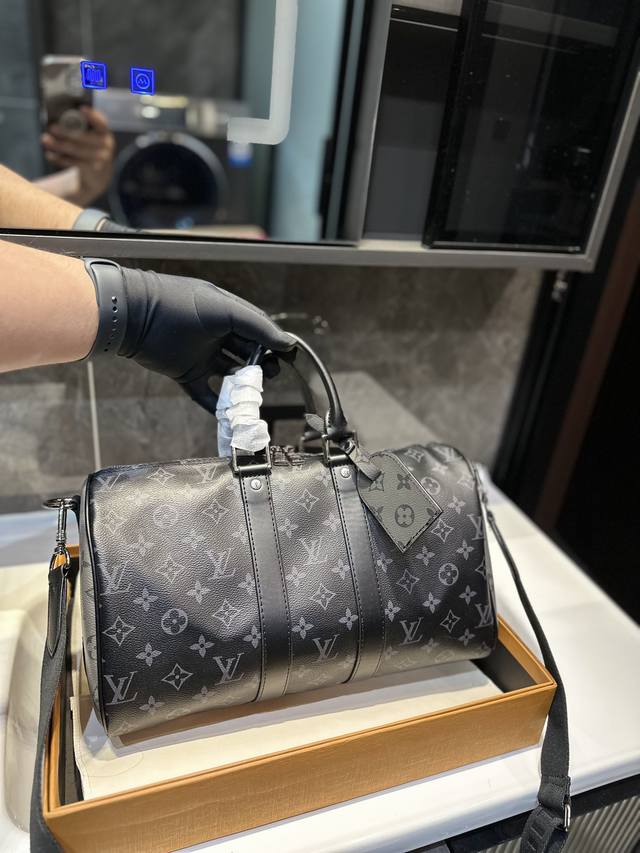 礼盒包装 Ddd Lv枕头黄金尺寸 Keepall35好百搭哦 Ddd 这款男女都可以背大小刚好 轻便舒适 日常通勤 健身 旅行都可 装电脑平板毫无压力 黑灰配