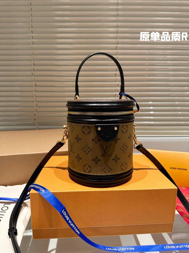 原单品质 Ddd 发财桶 全套包装 Ddd 今日盐上身的是这款 Lv Cannes圆筒包 Ddd 俗称饭桶包饭盒包 拼色老花款是最难买的 Ddd 造型小巧精致