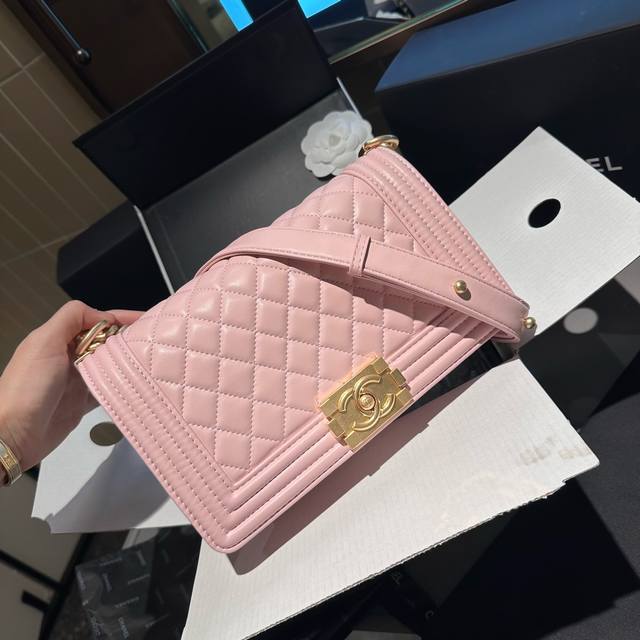 牛皮 折叠礼盒官网飞机盒 Ddd Chanel Leboy23Ss新品 跟cf相比 Le Boy 更多的是硬气 也更为年轻化 更好搭配 包身牛皮品质 融合2 5