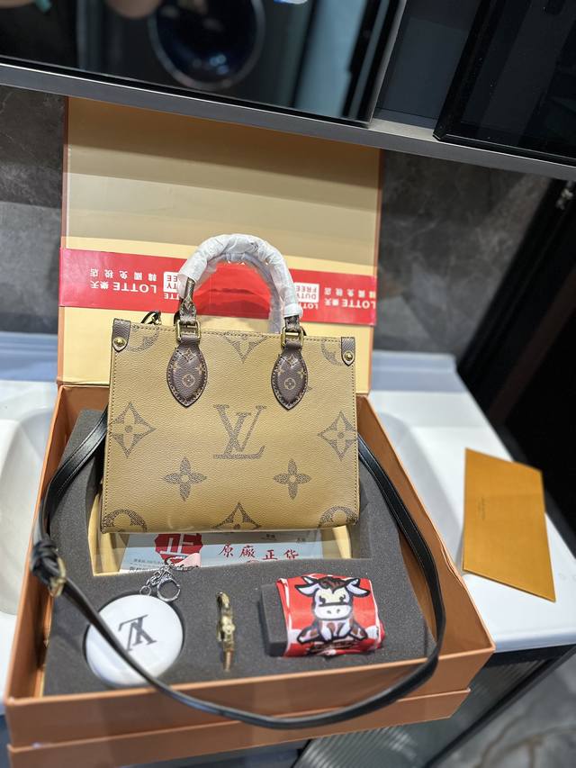 礼盒包装 Ddd Lv A B面原料 Onthego妈咪袋 性价比之王这是一款超赞的包型 灵感来自于恶搞lv的街头品牌 曾经的曾经 Louis Vll Litt