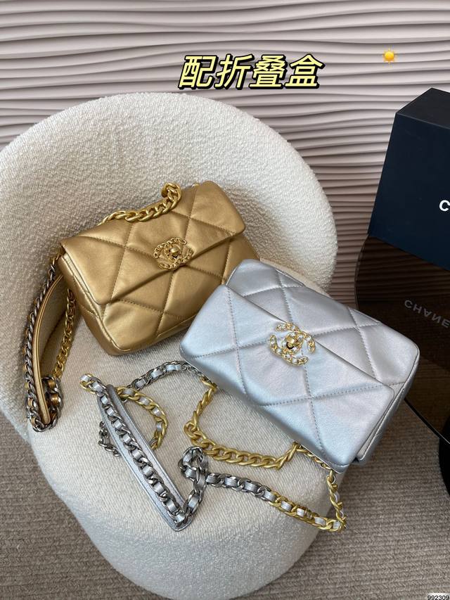 折叠盒 Ddd 香奈儿chanel19Bag Ddd 高级感满满 经典中的经典 Ddd 任何搭配都可轻松驾驭 Ddd 尺寸 25 19 Ddd