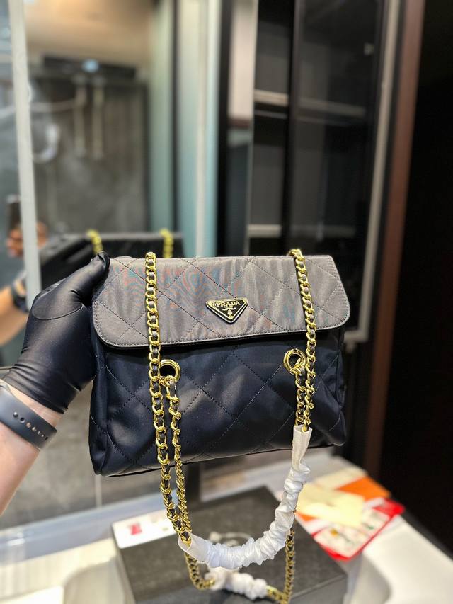 Prada Vintage 尼龙链条降落伞包真的是一眼就爱上了 春夏秋冬都可以背完全百搭 本身包包就超好看 可以有n种背法哦 X尺寸 28x23Cm Ddd