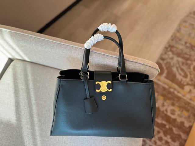 无盒 Ddd Size 38x23Cm Ddd Celine 24新款的托特包tote Ddd 今年的大包都很 喜欢 Ddd 可手提可斜挎 Ddd 焦糖色 纯黑