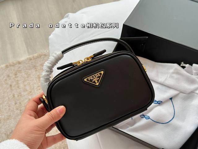 配盒 牛皮 Ddd Size 19x12Cm Ddd Prada Odette相机包系列 Ddd 感觉真的会火呢 Ddd 线条笔直硬朗信封包款 Ddd 搭配三角