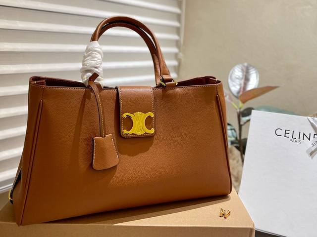 原版皮 Ddd Celine 24新款的托特包tote Ddd 今年的大包都很 喜欢 Ddd 可手提可斜挎 Ddd 焦糖色 纯黑色 Ddd 凹造型好物 街拍时尚