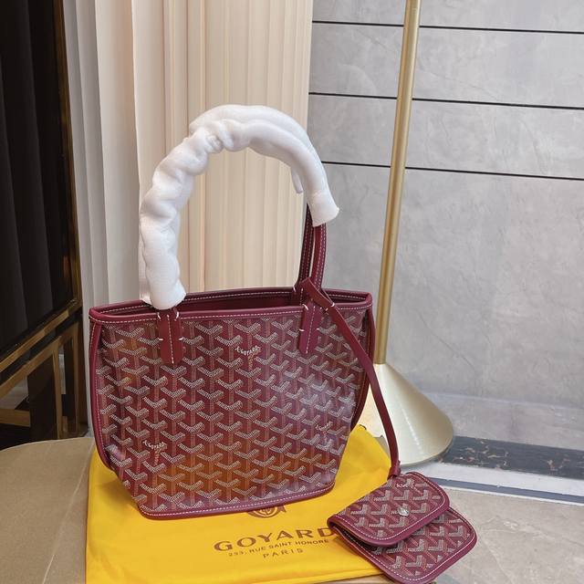 Goyard 戈雅 双面购物袋 小tote Ddd 打通了渠道版的戈雅系列 只能用超级火爆来形容它了 超多人都在安利它 原因无他 一是颜值逆天 回头率高 二是超