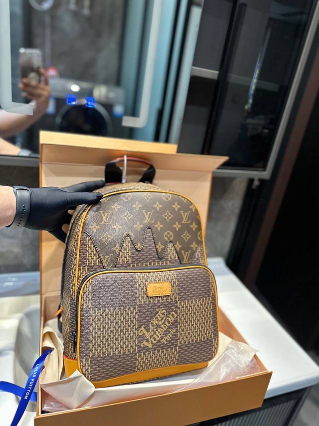 Lv 双肩包 Monogram帆布裁制而成 此款hot Springs双肩背包代表lv Vernis皮革的华丽回归 是一款风格百搭而可爱 适合全天背携的时尚包袋 - 点击图像关闭