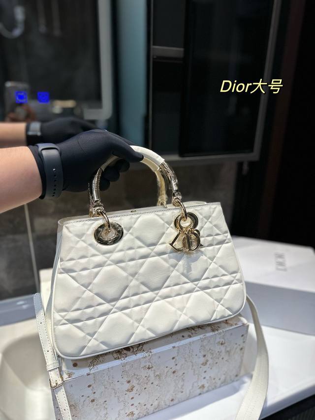 折叠礼盒 Ddd Dior2023 重磅新款95 22手袋太绝了八 Ddd 万众瞩目的9522终终终于到店了 这是一款过去与现代结合的手袋 致敬品牌传承的同时又