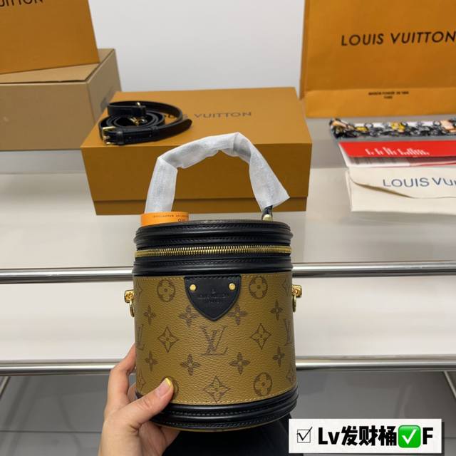 全套包装 Ddd Lv Canne 发家致富第一-步 入个lv发财桶使用率100%的这款lv圆桶 Ddd 容量真的巨巨巨大 Ddd 手机 粉饼 卡包都塞得下 D