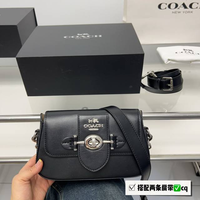 配盒 Ddd Coach 新品 Brie 旋锁腋下包 Ddd Coach 复古小包来也 Ddd 搭配金属腋下链条 精致感upup Ddd 单肩斜挎两用 实用性