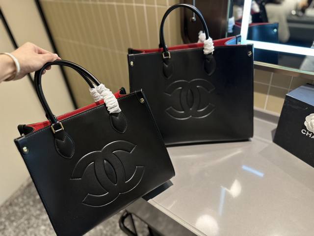 Chanel 托特包 Tote Ddd 慵懒随性又好背 Ddd 上身满满的惊喜 Ddd 高级慵懒又随性 Ddd 彻底心动的一只 Ddd Size 40 34Cm - 点击图像关闭