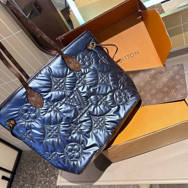 Lv Neverfull 棉服 购物袋今年太流行了 这个枕头包也巨美呀 我真的太喜欢这种风格了 超可爱一眼心动 包包容量很大 日常的手机粉饼 车钥匙 门钥匙 纸