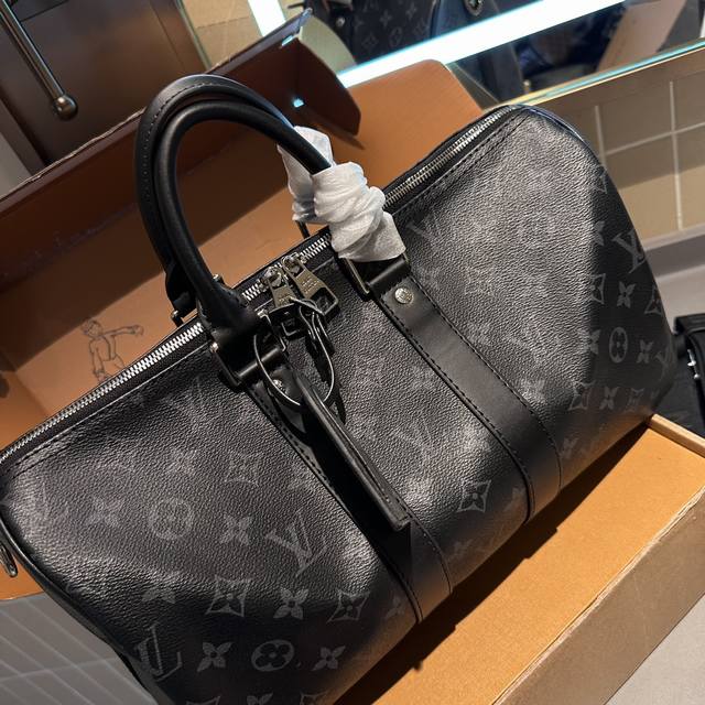 男帅女飒 Lv Keepall35 真的泰裤辣 Ddd 路易威登 Keepall 35 Ddd 黑色老花有辨识度又低调 Ddd City的行李牌整个包包有不单调