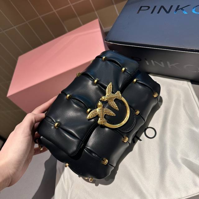 礼盒包装 Ddd Pinkx 灭世纵横款 一只小香风的燕子包 Pinko品高燕子包 超高品质 媲美正品真是美到心里了原单五金 有隔层 Ykk金色五金不褪色 质量