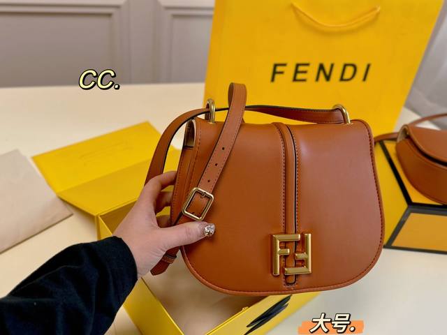 大号 小号 折叠盒 Ddd Size:24 18 Ddd 19 13 Ddd Fendi 芬迪c'Mon秋冬新款马鞍包 Ddd 马鞍包的造型 整个包充满线条感