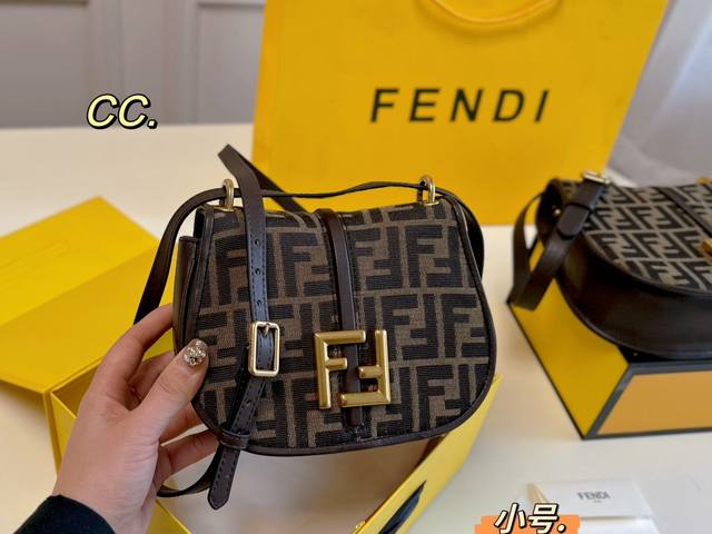 大号 小号 折叠盒 Ddd Size:24 18 Ddd 19 13 Ddd Fendi 芬迪c'Mon秋冬新款马鞍包 Ddd 马鞍包的造型 整个包充满线条感