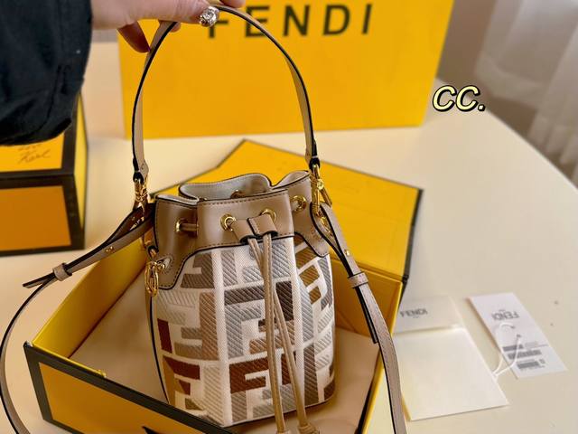 折叠盒 Ddd Size:12 17 Ddd Fendi 芬迪mini水桶抽绳包 Ddd 双flogo刺绣帆布材质 结实耐用 Ddd 人性化设计肩带 手拎可斜挎