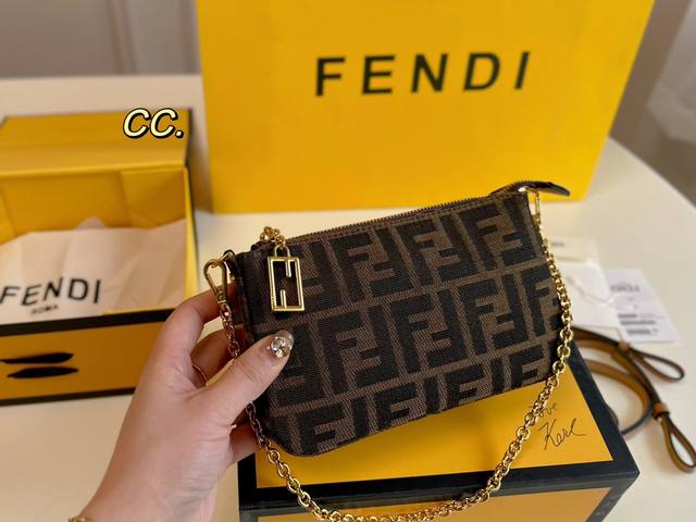 折叠盒 Ddd Size:20 12 Ddd Fendi 芬迪新款腋下麻将包 Ddd 两条肩带 多种使用方法 Ddd 小巧但是很能装 Ddd 非常轻便一个上身不