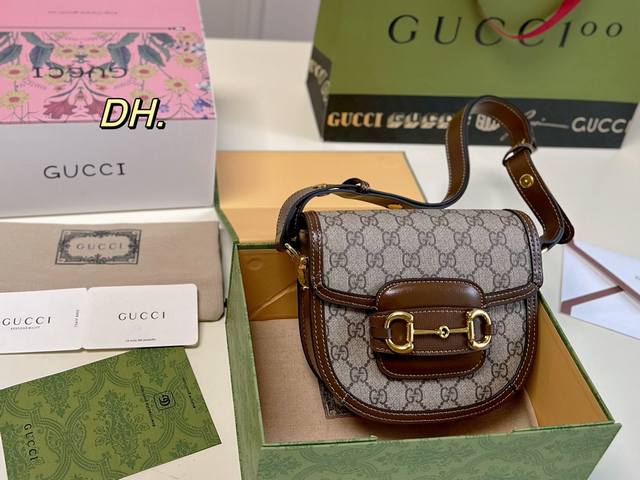 飞机盒折叠盒 Ddd Size:18 16 Ddd Gucci 古驰新款mini马鞍包 Ddd 采用半圆弧设计包身 Ddd 比经典款更加俏皮可爱 Ddd 肩带调 - 点击图像关闭