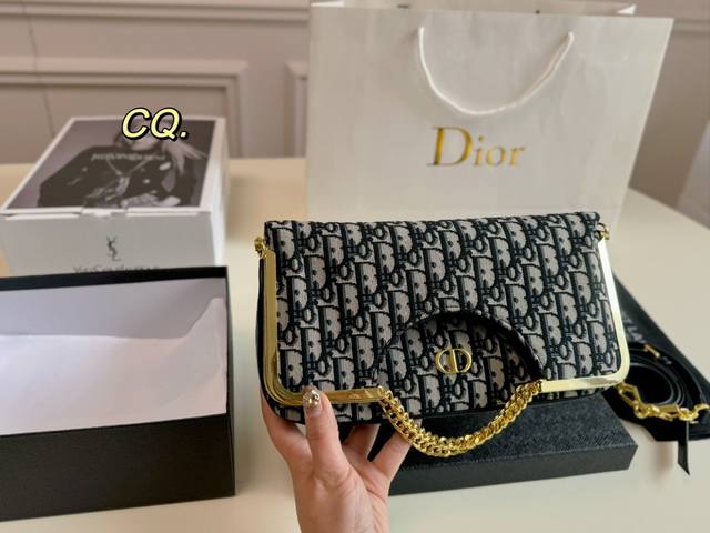 折叠盒 Ddd Size:26 14 Ddd Dior 迪奥新款折叠手提包斜挎包 Ddd 经典帆布老花 复古设计感满满 Ddd 设有链条顶部提手 向下折顶部设计