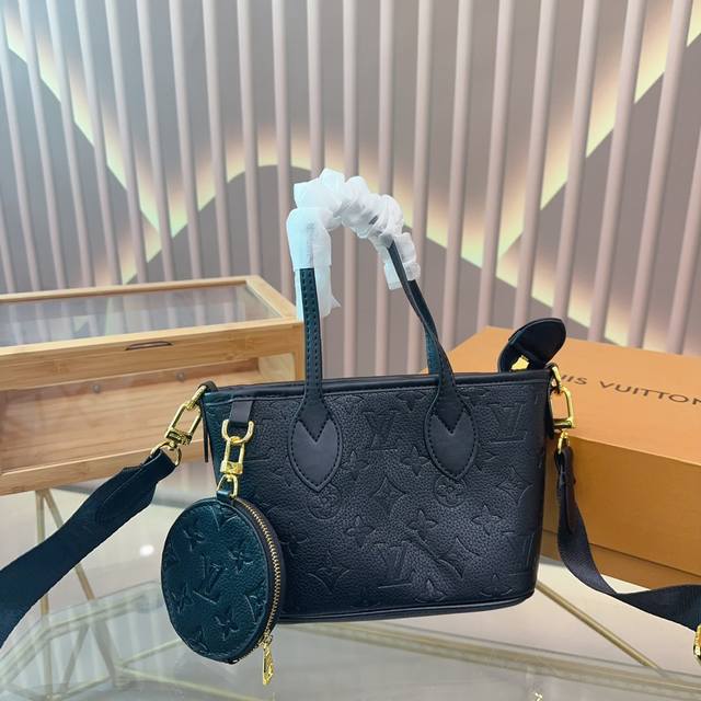 折叠礼盒 Ddd 原单lv Mini Neverfull 购物袋 入门级的款式哦 绝对的终身款 此物经典不言而喻 街拍和实用都是非常nb的选择 大家拿到后可以感