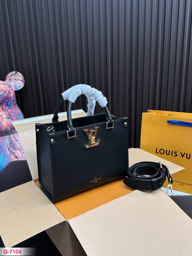 免税店包装 Ddd Lv Onthego托特包 Ddd 低调又耐看 Ddd 通勤也不会太耀眼 Ddd 而且有种隐约之中的奢华 Ddd 一点不都挑人 洋气又高级哦