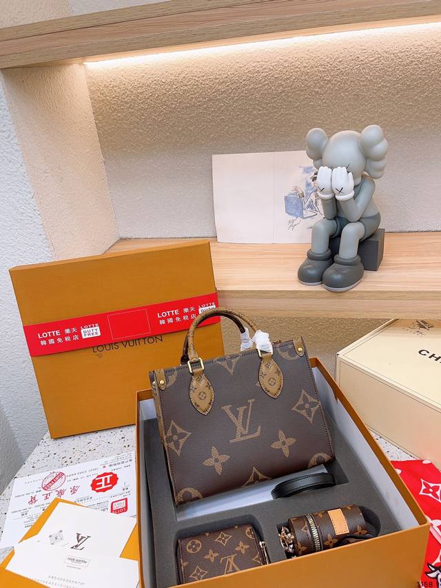 套盒款 Ddd 礼盒 原单品质 Lv A B面原料 Onthego妈咪袋 性价比之王这是一款超赞的包型 灵感来自于恶搞lv的街头品牌 曾经的曾经 Louis V