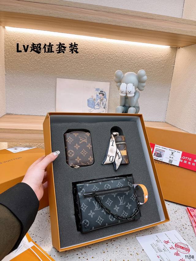 Lv Soft Trunk小箱子 Ddd LxV小箱子 近几年lv的脑洞真的是越开越大 20Ss新款 设计独特而经典 方正小巧的独特造型 搭配各种复古的颜色和装 - 点击图像关闭