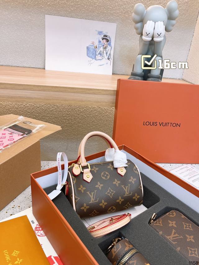 16Cm 套盒 Ddd Lv 小枕头包 原单密封包装对nano Speedy尺寸相当小巧 所以搭配中尽显时尚靓丽迷人气质 但是携带轻盈 轻轻松松搭一款nano