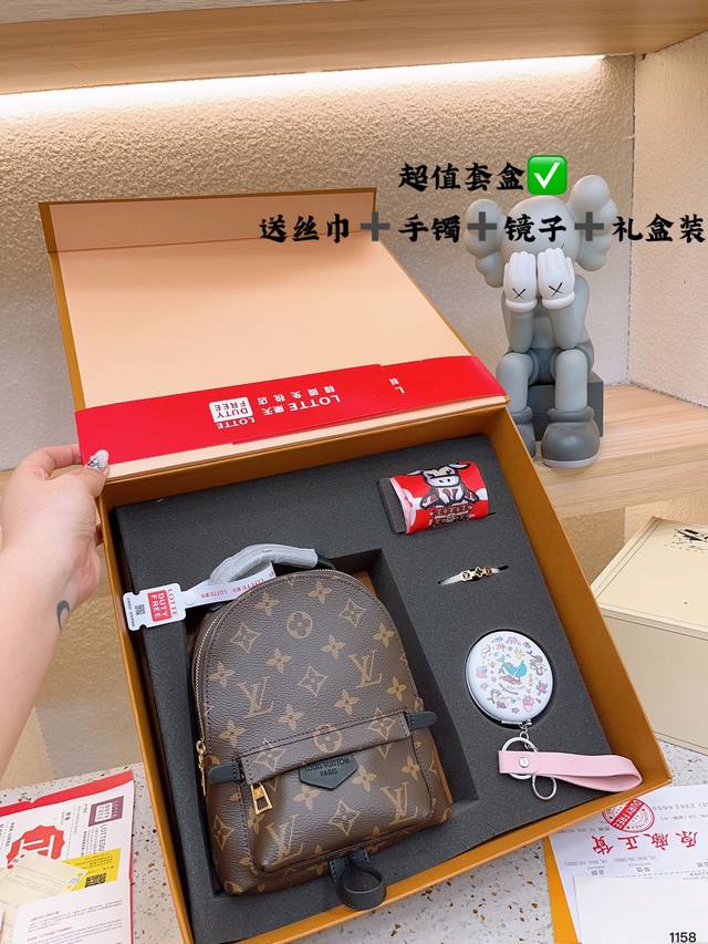 超值套盒 双肩包丝巾手镯镜子礼盒 Ddd 驴牌必如单品之一 最新20款 Lv Palm Springs Mini双肩包来了 升级版老花mini双肩包超级可爱 小 - 点击图像关闭