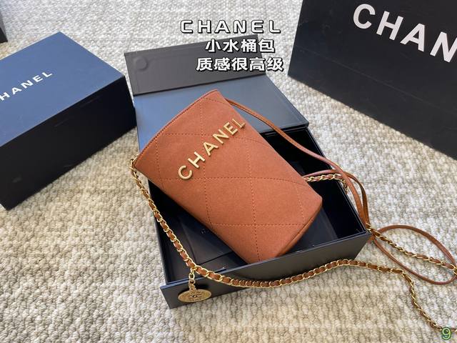 折叠盒 香奈儿chanel 小水桶包 质感很高级 日常出街背它回头率百分百 就是这种随性慵懒感 尺寸11 20