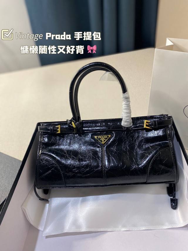 礼盒包装 Prada 手提包 慵懒随性又好背 上身满满的惊喜 高级慵懒又随性 彻底心动的一只 Size 33 16Cm - 点击图像关闭