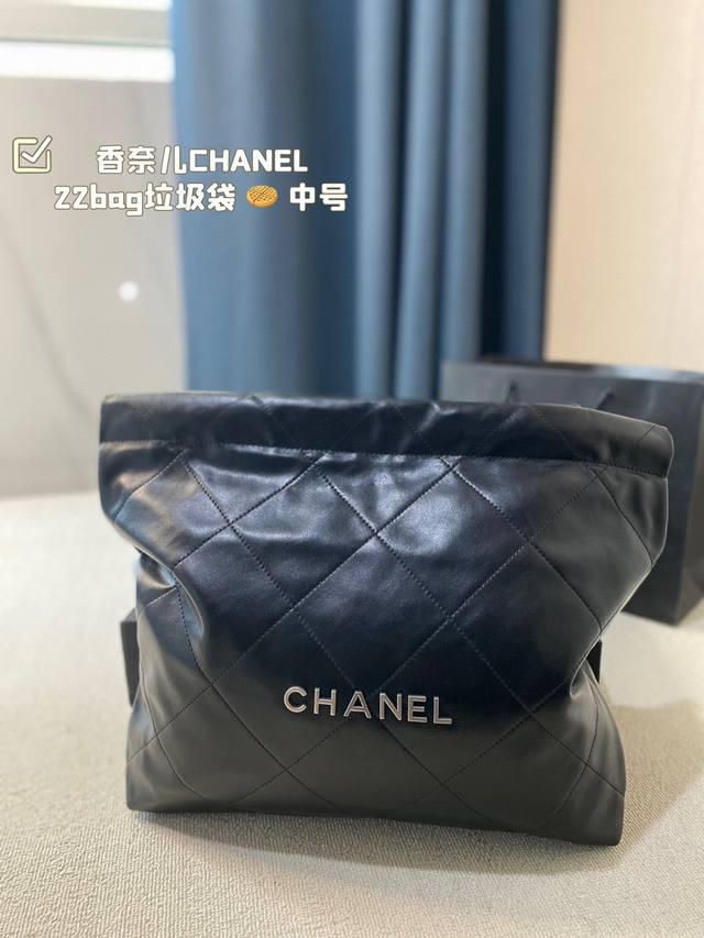 中号 配折叠盒子 香奈儿垃圾袋 众星宠儿chanel 22Bag这颜值太能打了能装又好看 随性软塌塌的质感背起来超有范儿 尺寸 中号36*35