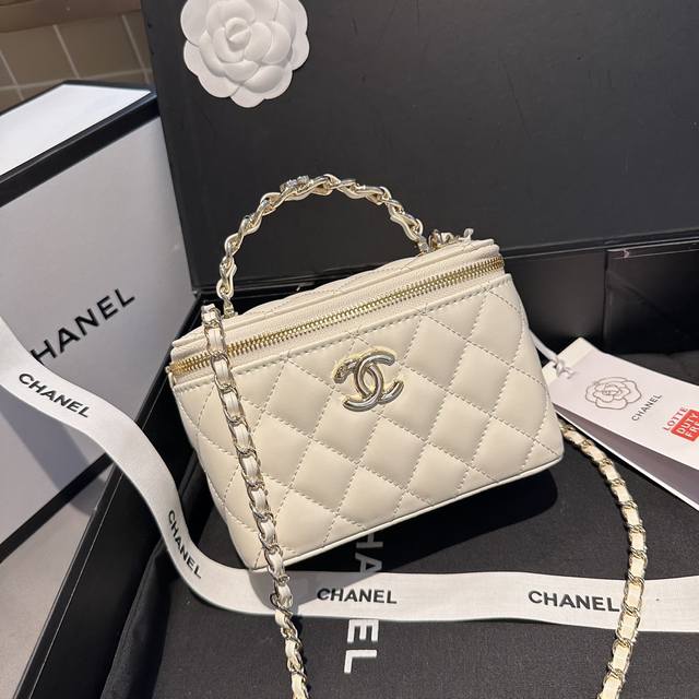 折叠礼盒 新品 Chanel 23K 鱼骨手柄 化妆长盒子 自带镜子 随身随地可补妆 低调优雅的银色鱼骨手柄 近看很精致 走到哪都能美美哒 五金 全铜钌银色 尺