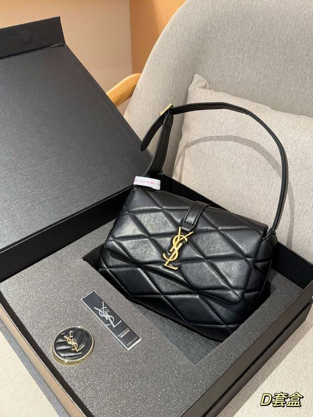 Ysl 圣罗兰 女士le 57中号绗缝hobo腋下包斜挎包 黑鸦片香水气垫小样 组合三件套套装套盒 尺寸24Cm 礼盒包装