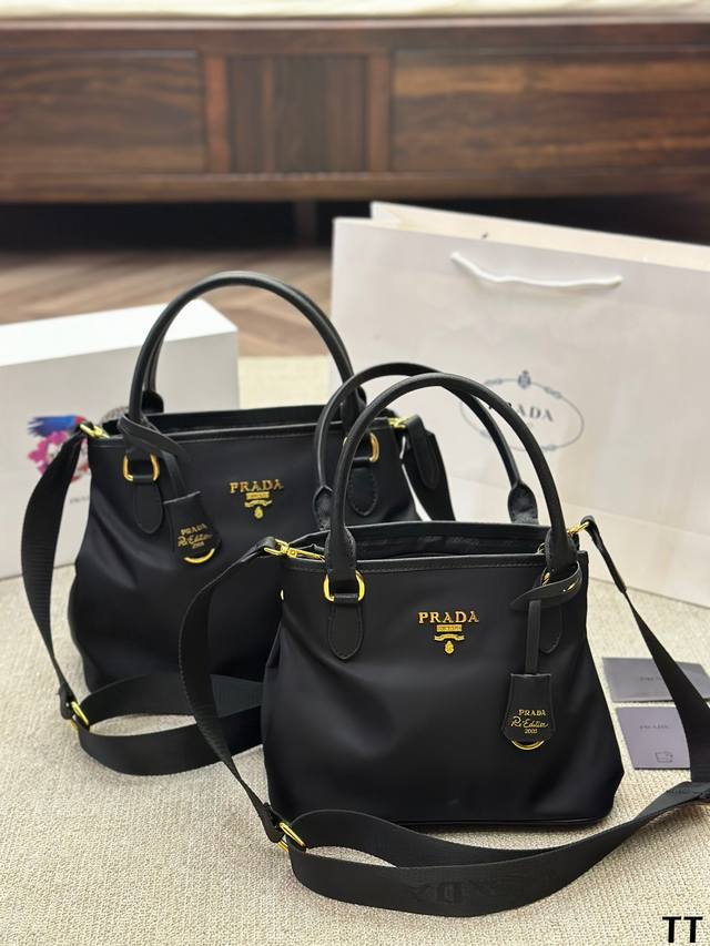 原版布 Prada 托特包 慵懒随性又好背 上身满满的惊喜 高级慵懒又随性 彻底心动的一只 Size 大号30 23Cm 小号26 20Cm