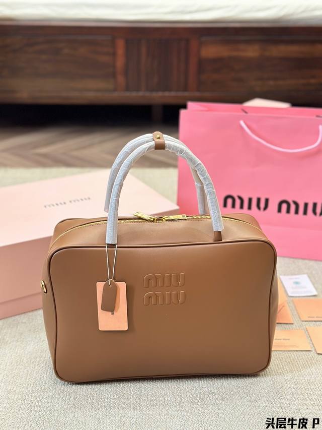 顶级原单 纯牛皮 Miumiu限定款出勤包 简单又好看 Miumiu出勤包不但颜值高 而且超级实用 笔记本电脑 还有资料放进去是完全够用的 是一款真的很实用的一