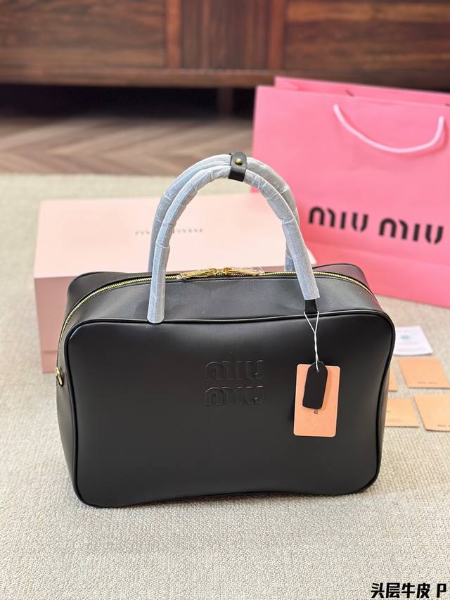 顶级原单 纯牛皮 Miumiu限定款出勤包 简单又好看 Miumiu出勤包不但颜值高 而且超级实用 笔记本电脑 还有资料放进去是完全够用的 是一款真的很实用的一