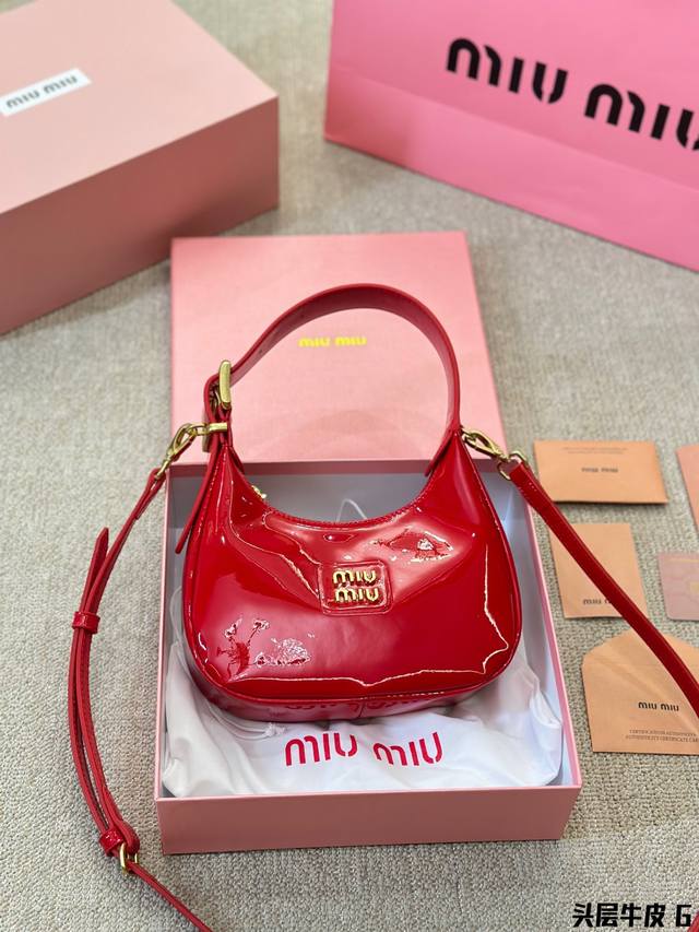 头层牛皮 Miumiu期待已久的2023 Hobo 腋下包包 快来围观吧 2023系列包包 简洁利落的设计 凸显功能性 实用主义 柔软舒服的触感 彰显 Mium