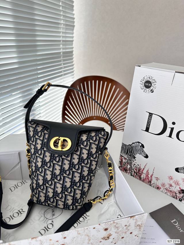 配飞机盒折叠盒 迪奥水桶包 Dior 迷你链条水桶包 Oblique印花面料精心制作 搭配同色调牛皮革优雅翻盖 以cdlook扣环开合 可收纳日常所需 搭配可拆