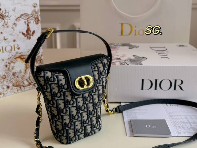 飞机盒折叠盒 Size:11 18 Dior 迪奥早春新品蒙田水桶包 采用蓝色oblique 老花面 旋转式lock五金字母锁扣开 可单肩或手提 空间宽敞 时尚